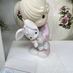 P002 – Precious Moments “Jesus Loves Me”