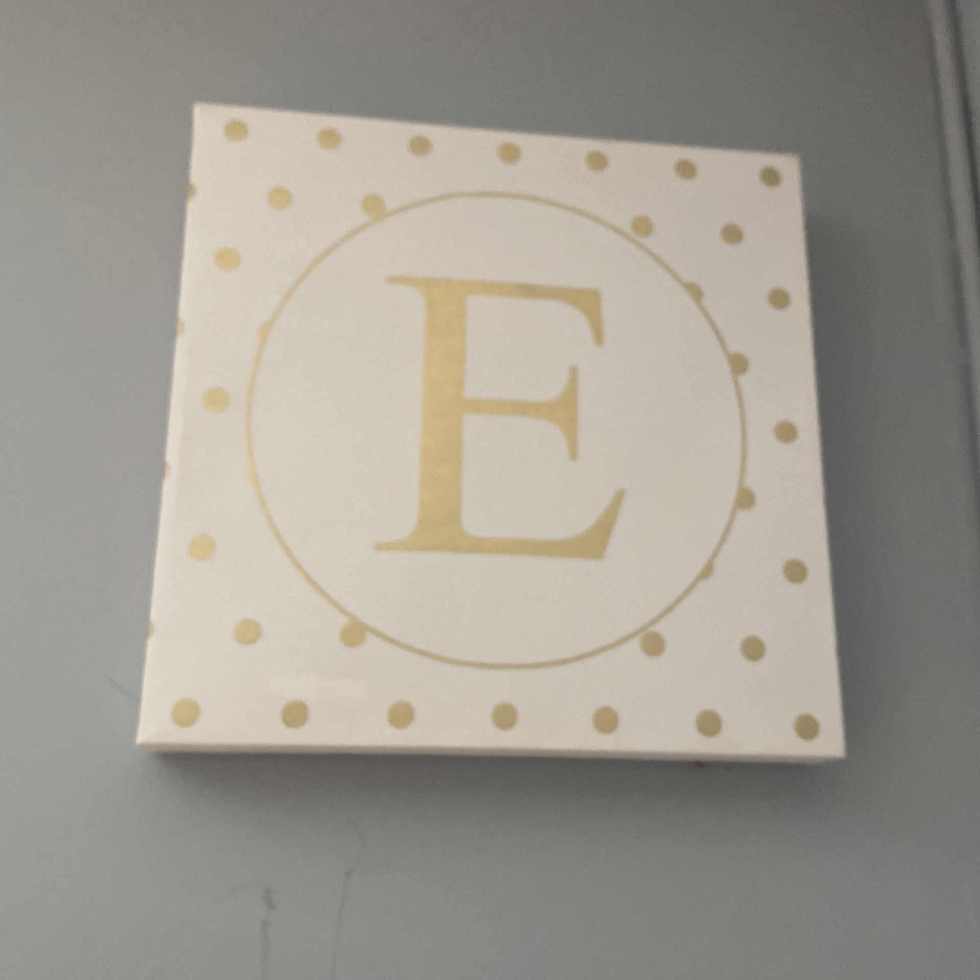 E hanging painting and BE BRAVE