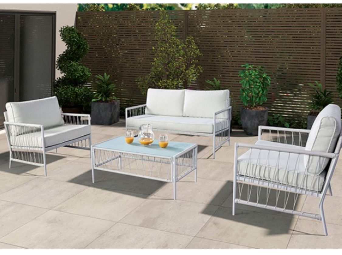 New Outside Patio Set! Includes Free Delivery 🚚!