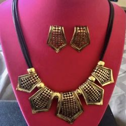 Burnished Hammered Pendant Jewelry Set