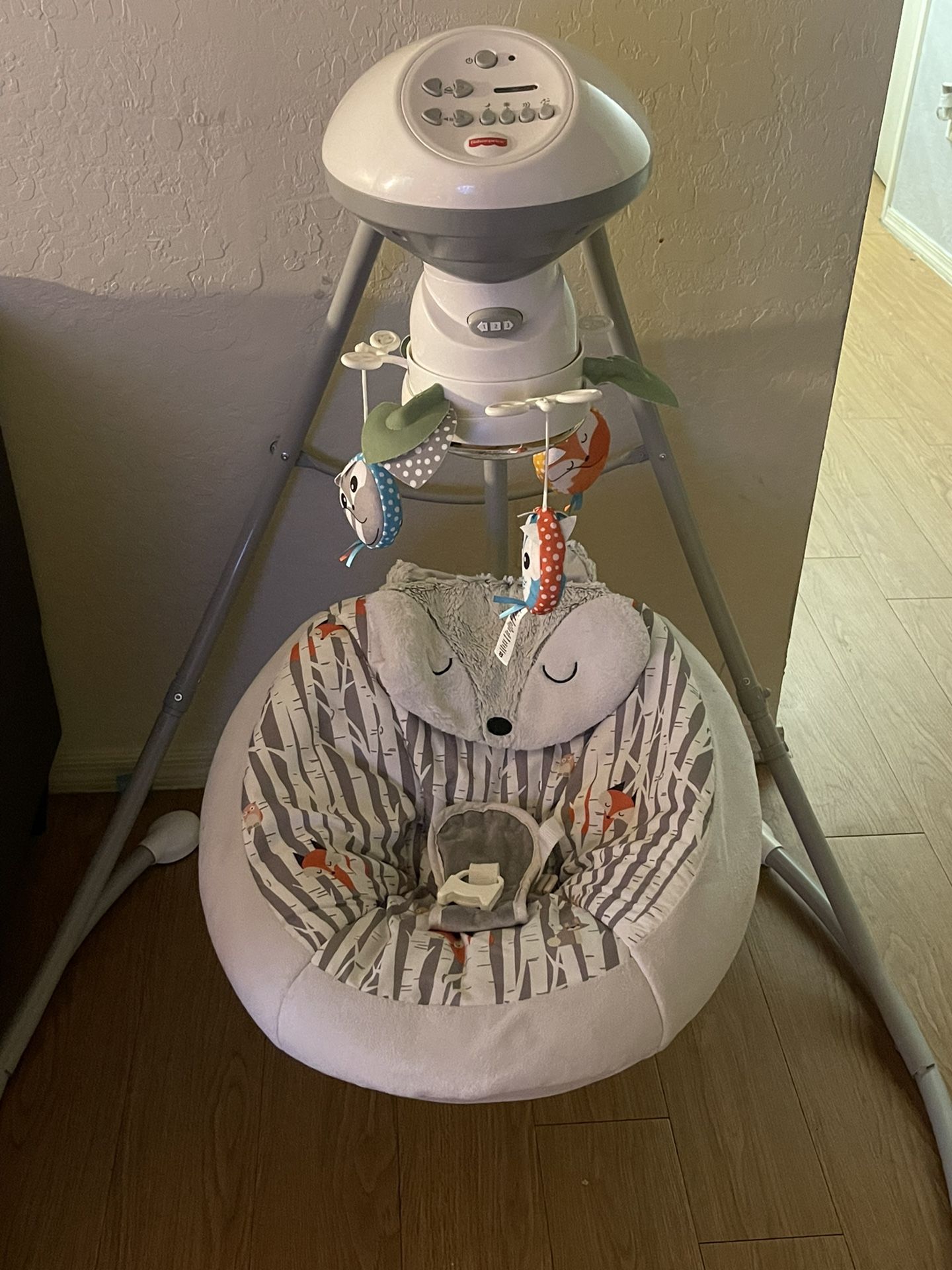 Silla Mesedora Para Bebé Tiene Movimiento De Lado A Lado Y Música Esta Muy Limpia 