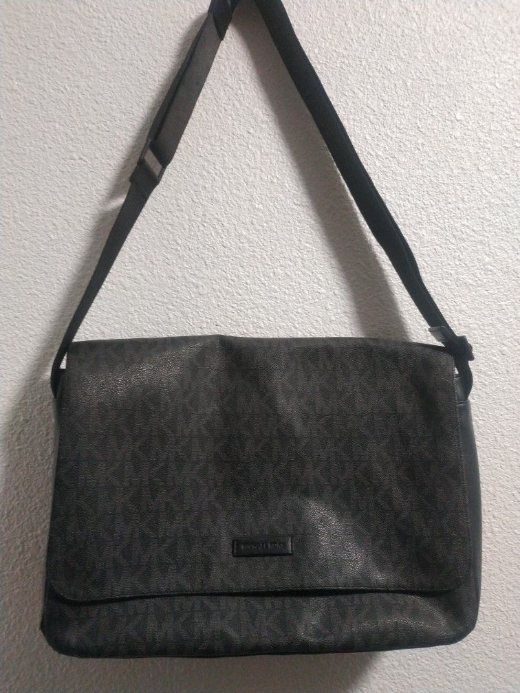 Michael Kors Everett Messenger Bag