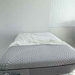 Sealy Posturepedic Hybrid mattress 