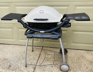 Weber portable grill Q2200, with folding cart