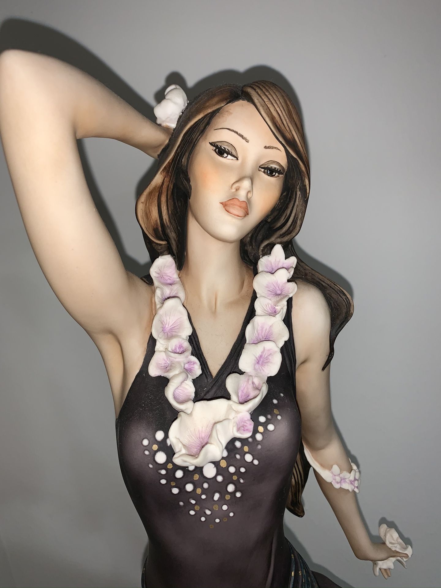 Limited Edition Porcelain Hawaiian Doll by Galeria Florence Studio. Excellent conditions beautiful masterpiece a must have for collectionist. 30” Tall