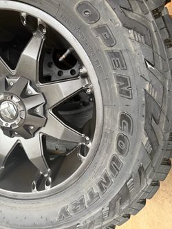37x13.50R20 Fuel wheels and Toyo Tires R/T
