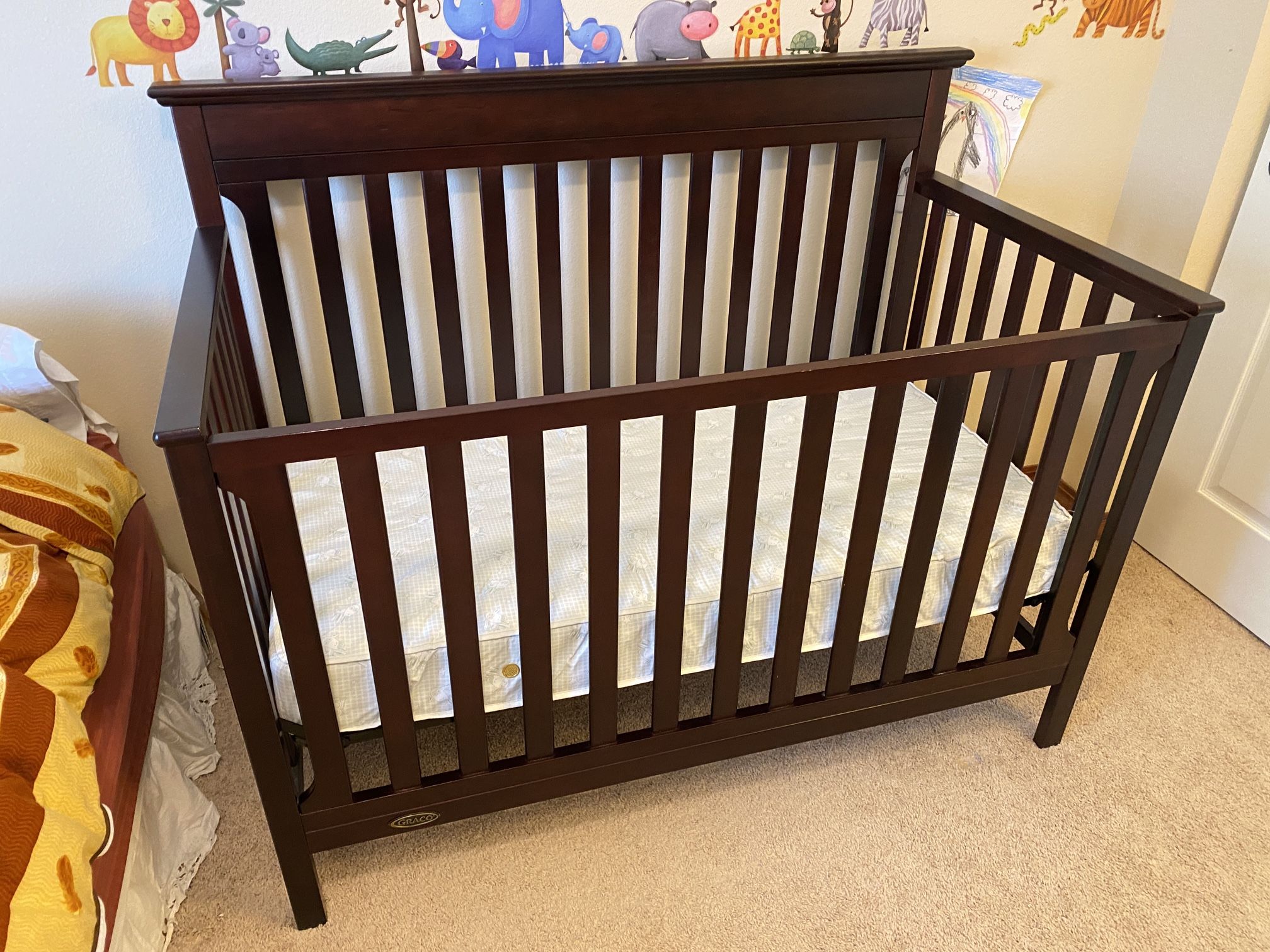 Graco Baby Crib With Sealy Mattress In Great Condition 