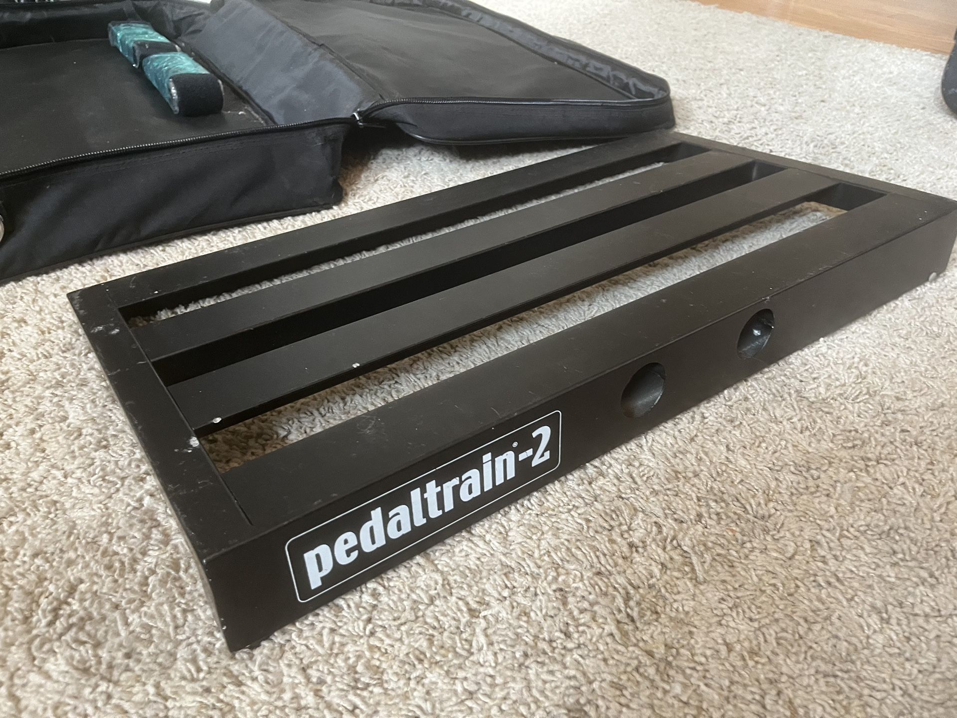 Voodoo Lab Pedal Power II+ power supply w/ Pedaltrain 2 Pedal BoardÂ
