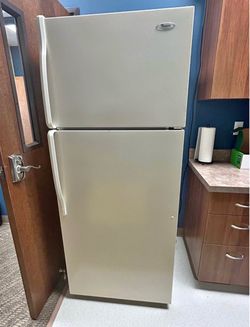 Refrigerator fridge freezer used in office break room (free local delivery)