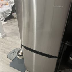 Insignia™ - 4.9 Cu. Ft. Mini Fridge with Bottom Freezer and ENERGY STAR Certification - Stainless St