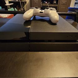 PS4 500 GB WITH GAMES 