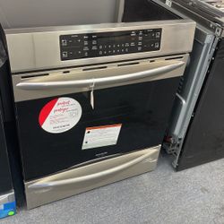 New Scratch And Dent Frigidaire Gallery 4 Burner Glass Top Induction Slide In Stainless Steel Range. 1 Year Warranty 