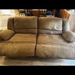 Very Nice DOUBLE RECLINING loveseat, Great Condition!