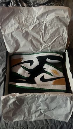 Brand new never worn Air Jordan one mid SE size 15￼