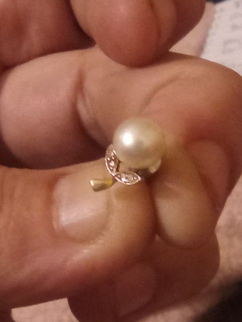 A Single 10 Karat Gold With Diamond And Pearl Earring
