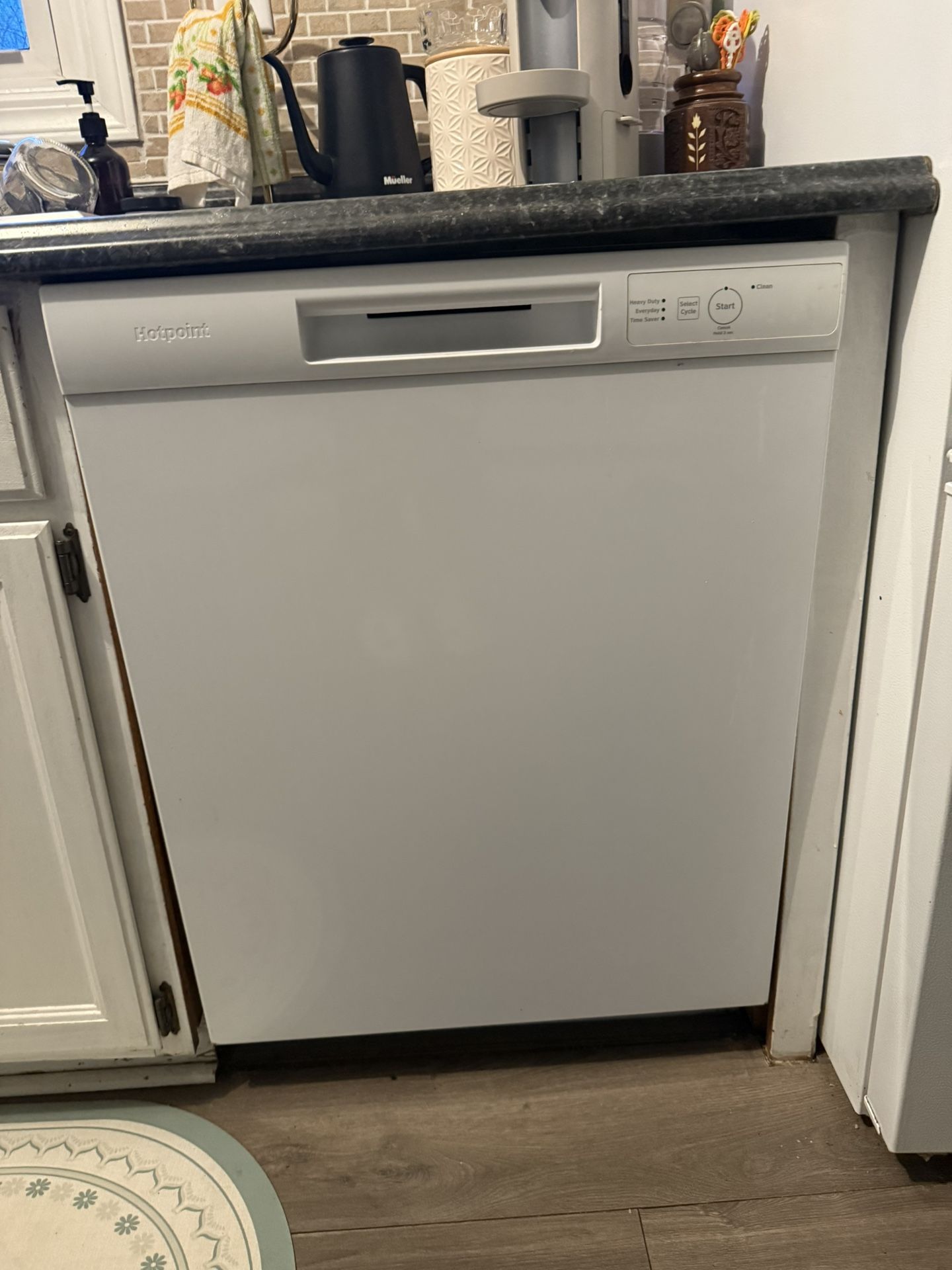 Hot point White Dishwasher