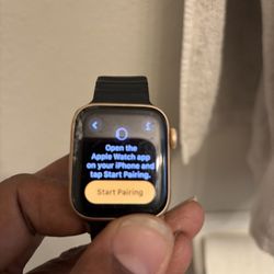Apple Watch SE Gold With Band And Charger . Small Crack On The Side Shown In Picture. Works Very Well Still 