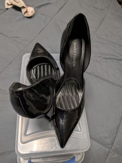 Black pumps