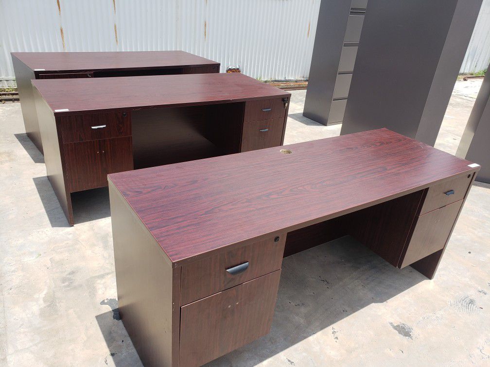 USED SMALL OFFICE DESKS FOR SALE!!!!....7Pcs AVAILABLE each