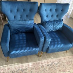 Two Chairs With Pillow 