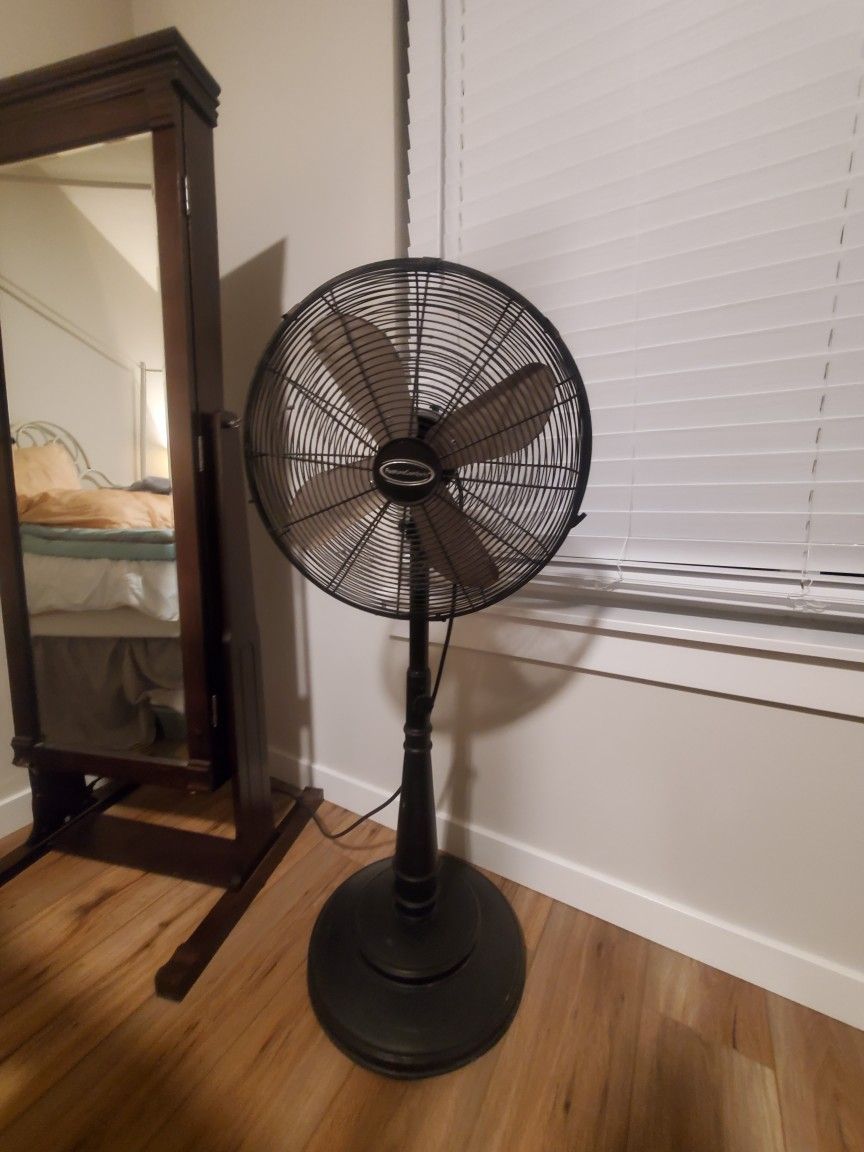 Metal Feature Comfort Standing Fan