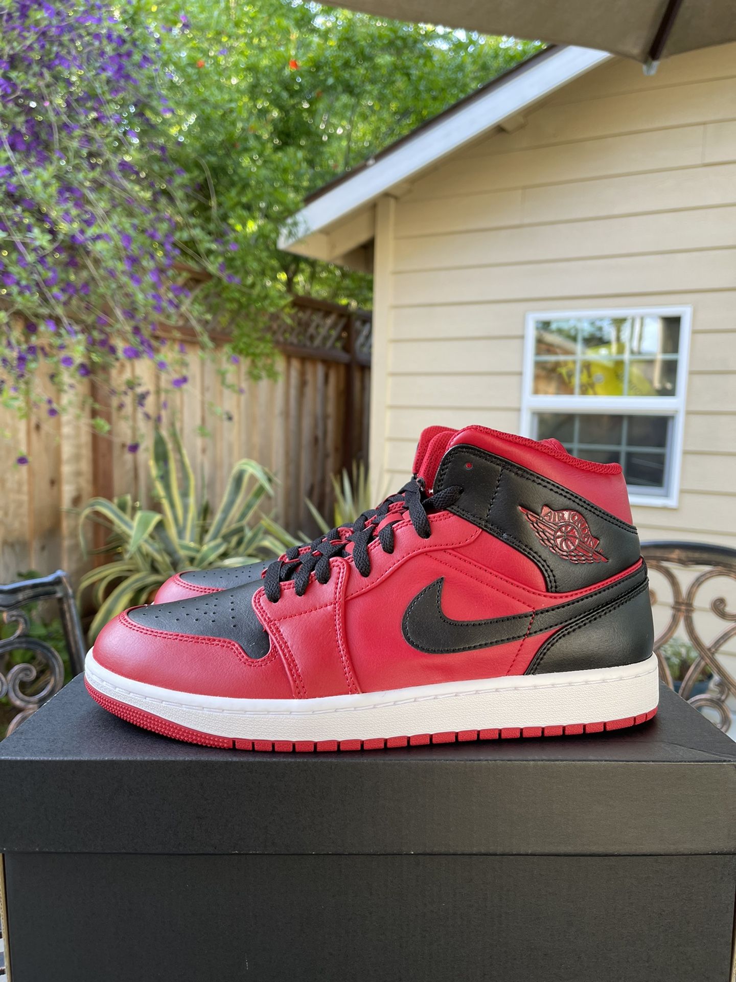 Men’s Nike Air Jordan 1 Mid Reverse BRED Black Red White Shoes 554724-660 Jordan Retro Mid Bred Nike Air Jordan Mid Reverse Bred Black  main image 2