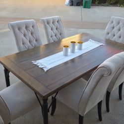 Very Nice Dining Room Table And Chairs 