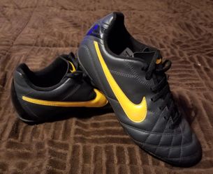 Black Nike cleats size 6 youth