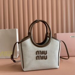 A women's classic popular handbag