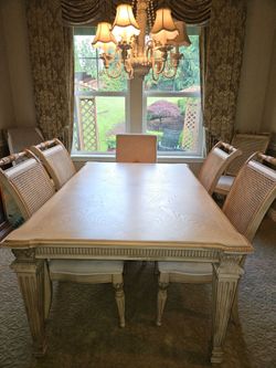 Beautiful Dinin Table with 6 Chairs and 2 Leaves