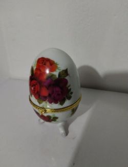 VINTAGE PORCELAIN - CERAMIC EGG SHAPED FOOTED TRINKET BOX 4" - A1500