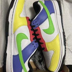 WOMEN BRAND NEW NIKE DUNK LOW GREEN STRIKE WOMEN SIZE 9.5