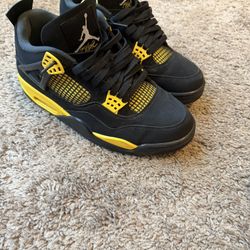Jordan 4 Black And Yellow 