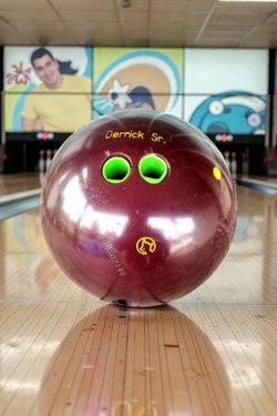 Columbia 300 Extreme Chaos Bowling Ball
