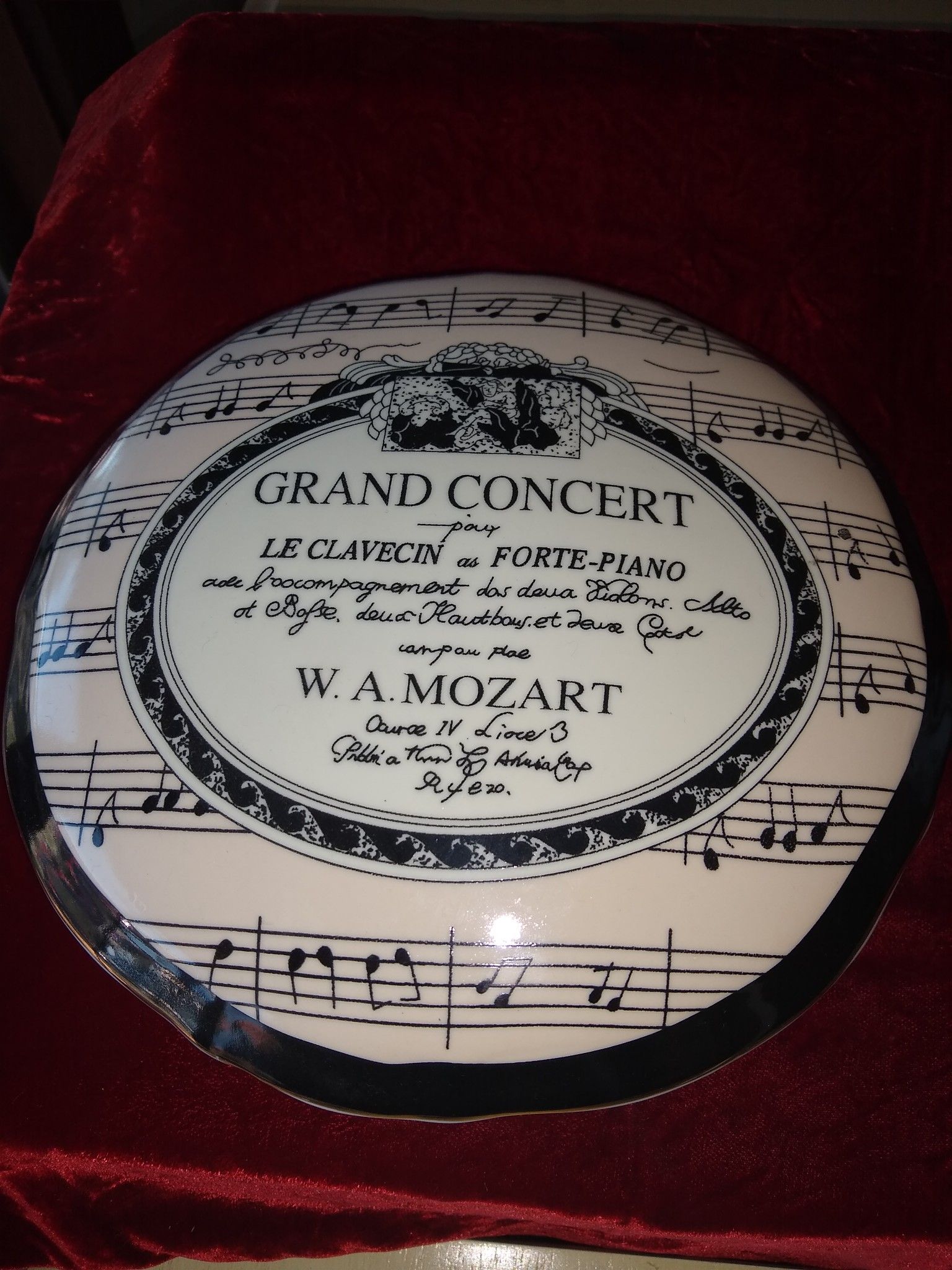 Grand Concert Covered Bowl