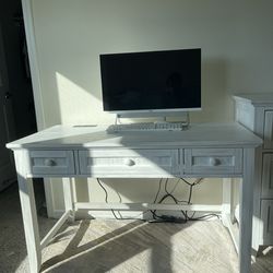 DESK W/PWR OULET SIDNEY WHITE