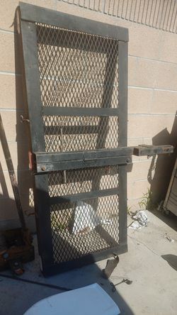 Heavy duty hitch carrier