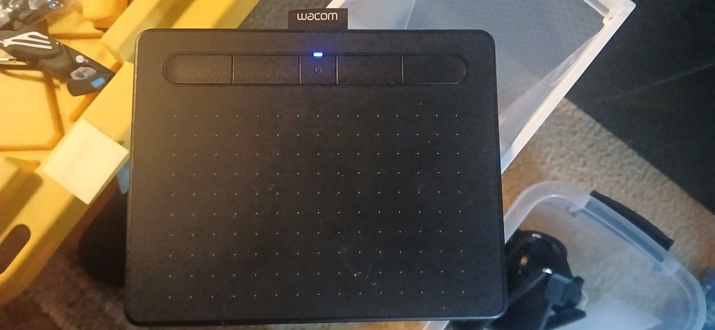 Wacom Intuos Bluetooth Creative Pen Tablet (Small, Black)Wacom - Intuos Graphic Drawing Tablet for Mac, PC, Chromebook & Android