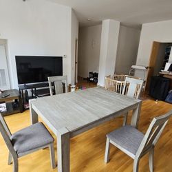 Extendable dining table with 4 chairs