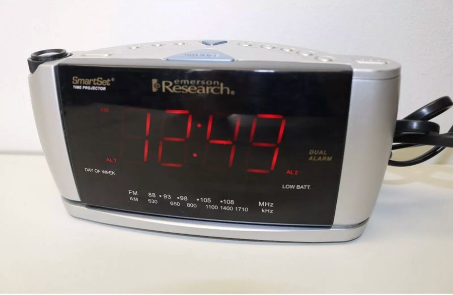 Emerson Research Smart Set Dual Alarm Clock AM/FM Radio Smart Set Auto