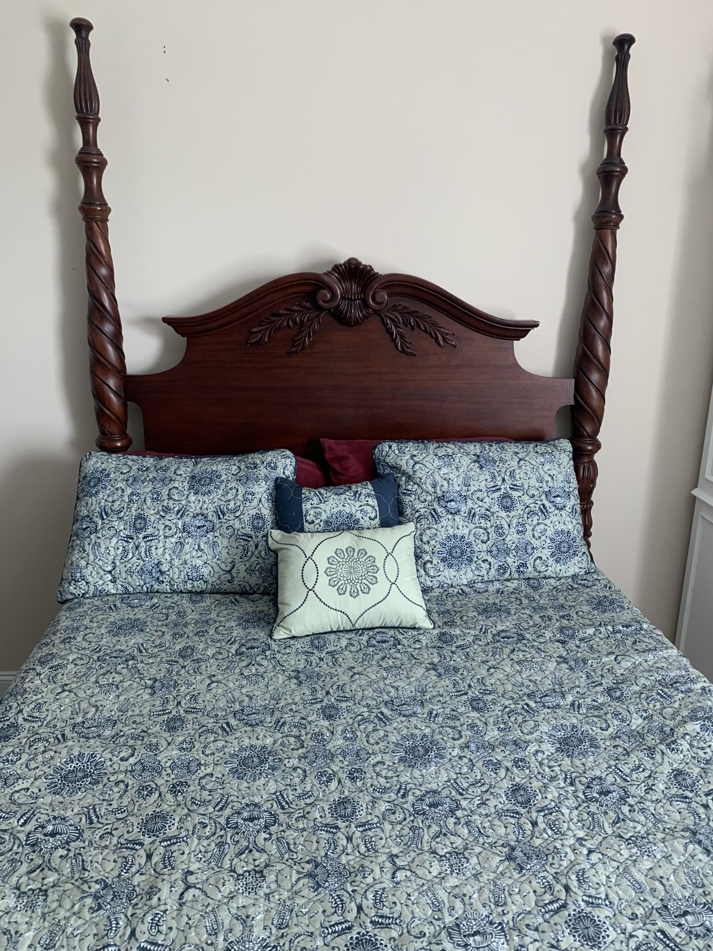 Solid Hardwood Queen Size Bed, Tons Carved Details, Heavy, Post On Footboard Unscrews, Wood Slats Hold Mattress