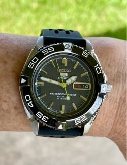 Seiko 5 Sports AUTOMATIC dive style watch a highly regarded by collectors