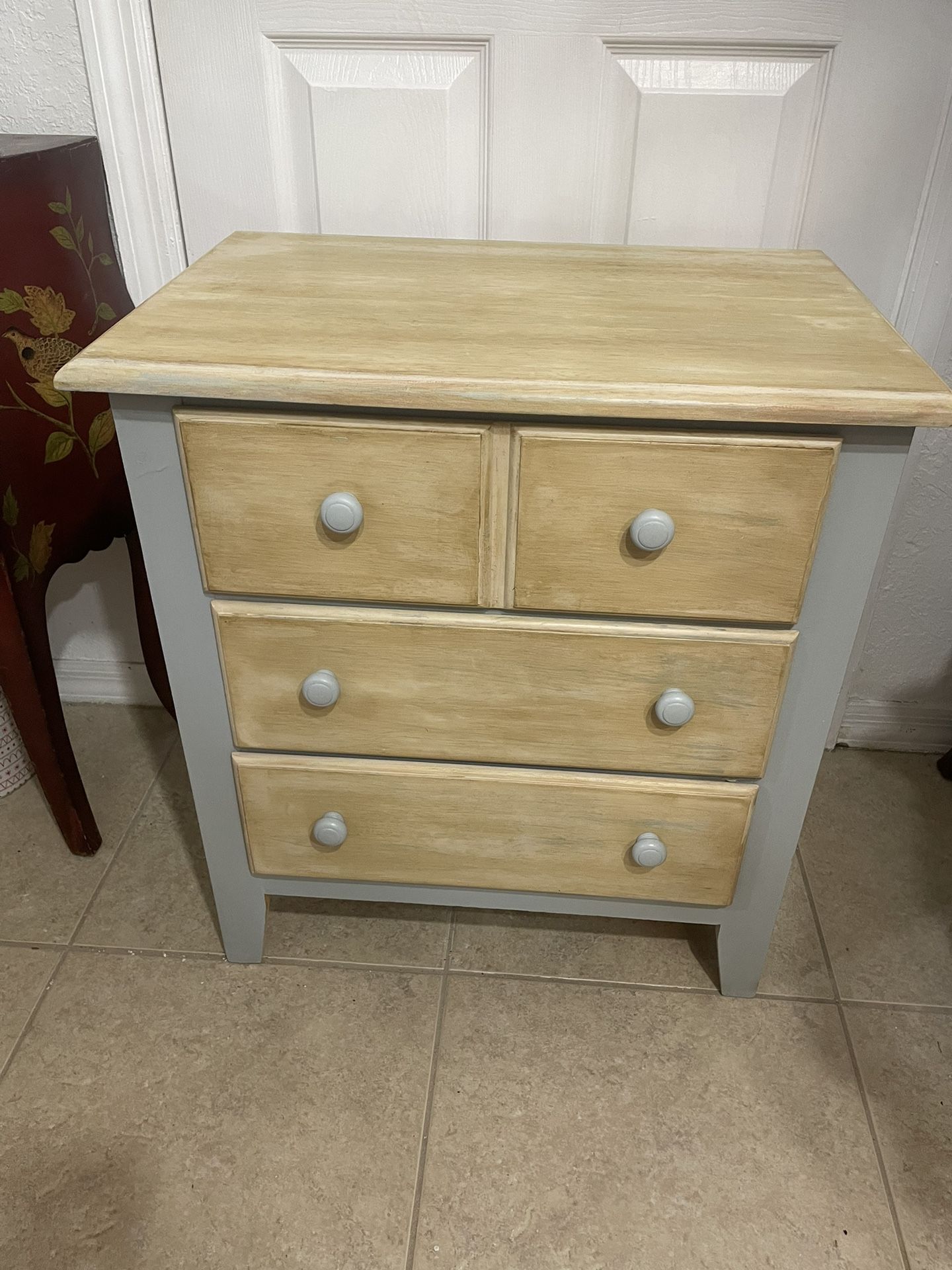 Beautiful  end table / side table  with 3 drawers