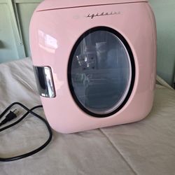 Frigidaire 12-Can Retro Mini Beverage Cooler in Pink