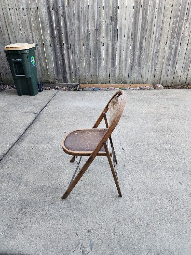 ( 2)Antique folding chairs