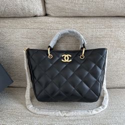 Classic women's shoulder bag