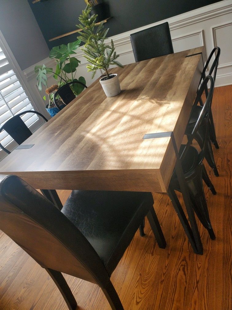 Dining Room Table &  Chairs 