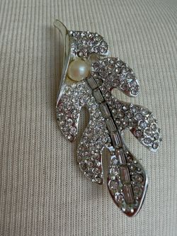 Vintage leaf pearl rhinestone silver pin brooch 2.9” In excellent condition