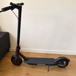 Xiaomi Mi PRO M365 Electric Scooter - 28 Mile Range - Excellent Condition - Original Protective Film Still On