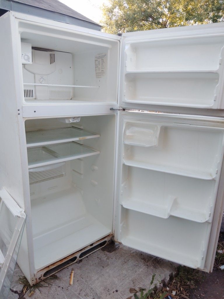 REFRIGERATOR 